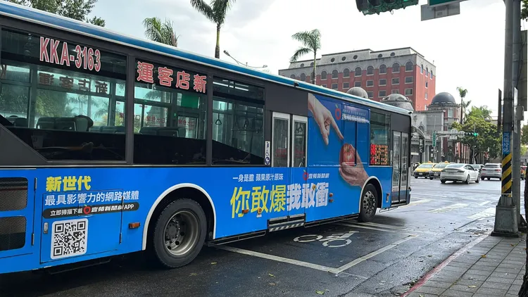 直接掃描車體上的QRcode就可以下載《壹蘋》APP。莊宗達攝