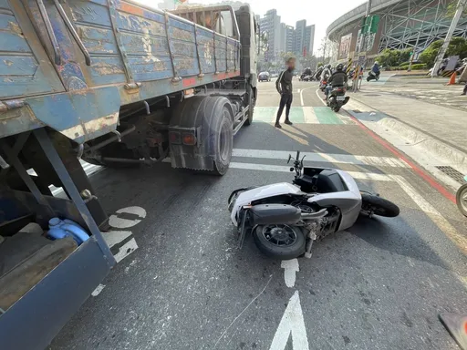 上班車流量大! 曳引車擦撞機車釀1傷