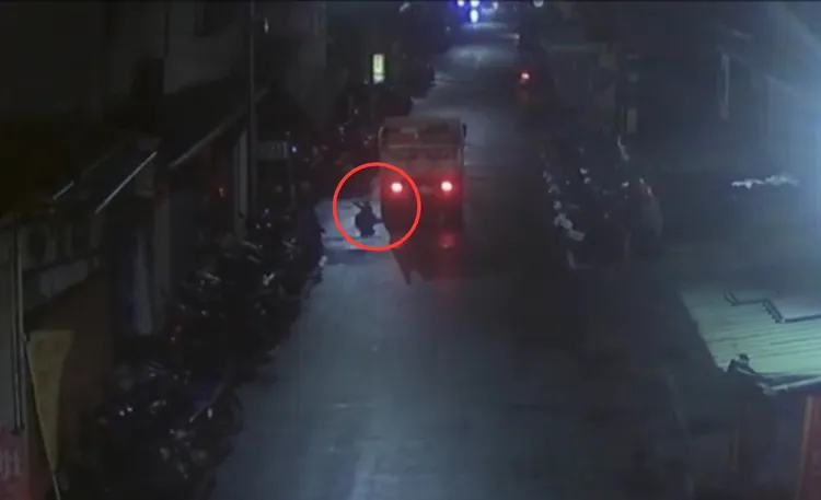 監視器畫面可見，羅男多次靠近鄭男貨車進行暴力破壞。翻攝畫面