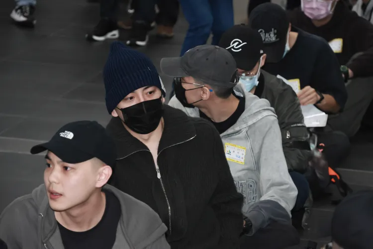 王大陸身穿毛衣、毛帽現身台北車站集合報到。彭欣偉攝