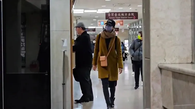 精舍女護法幹子昀與另2女護法笨依傷害致死等罪起訴後，今天移審訊後仍遭北院裁定續押。讀者提供