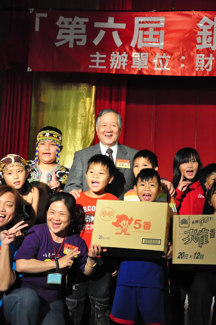 第六屆銀髮童心圍爐樂陳醫師與學童合照。恆基提供