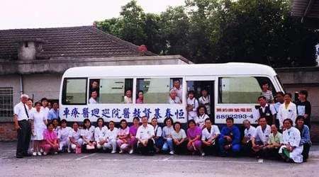 陳雲址為恆基募得第一台醫療巡迴車。恆基提供