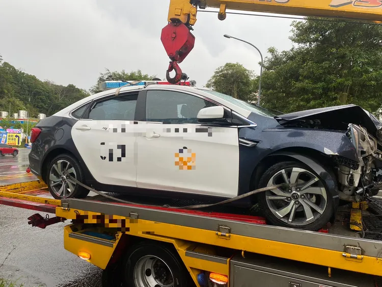 警車車頭受損嚴重。民眾提供