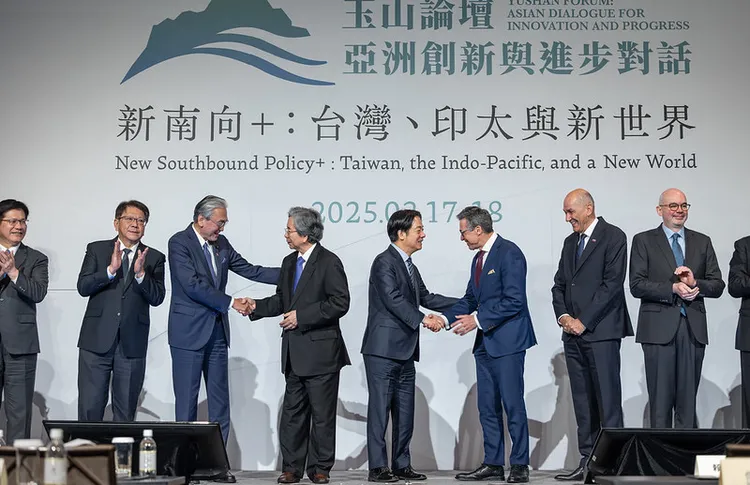 賴清德表示，政府也會發展創新驅動的經濟模式，透過數位轉型和淨零轉型的雙軸力量，協助中小企業升級轉型。總統府提供