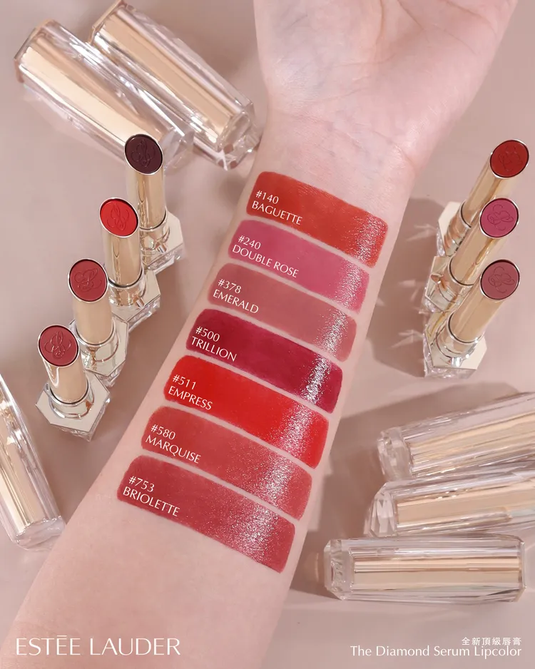 雅詩蘭黛白金級鑽光工藝精萃唇膏7色手部試色。品牌提供