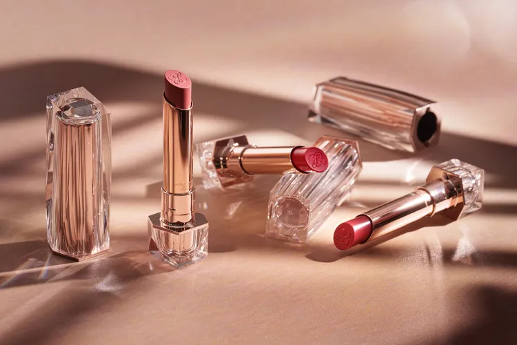 舒淇所用的唇膏就是雅詩蘭黛3月新上市的白金級鑽光工藝精萃唇膏，各3300元。品牌提供