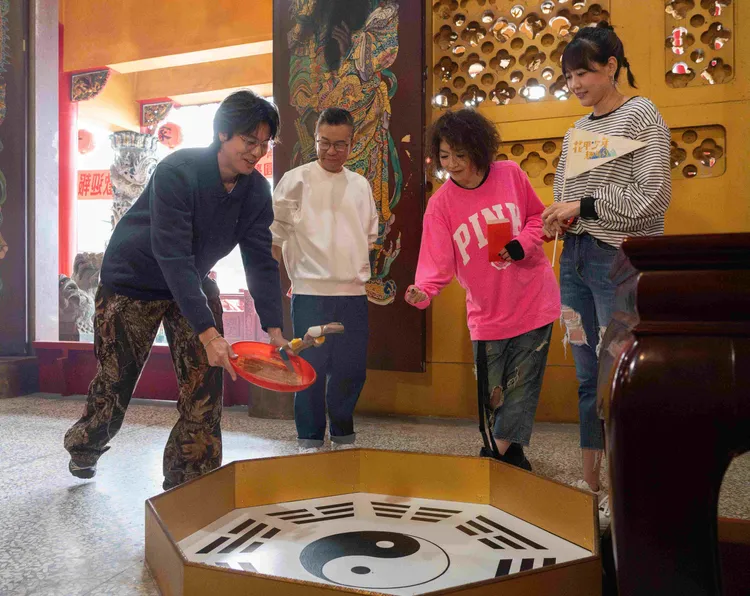 風田（左起）想閃婚？獲三聖筊驚呆眾人，沈玉琳、李芳雯、嚴立婷說：「你要當爸了。」東森綜合提供