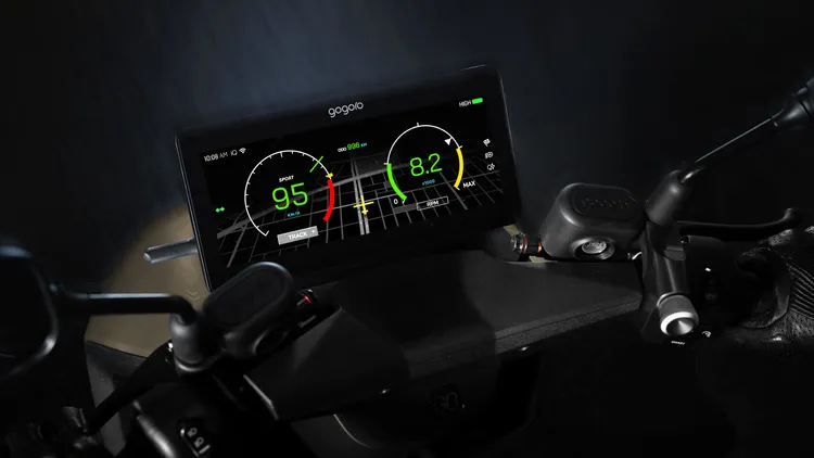 特仕版儀表主題靈感來自飛機駕駛艙，提供更具航空氛圍的介面設計。業者提供