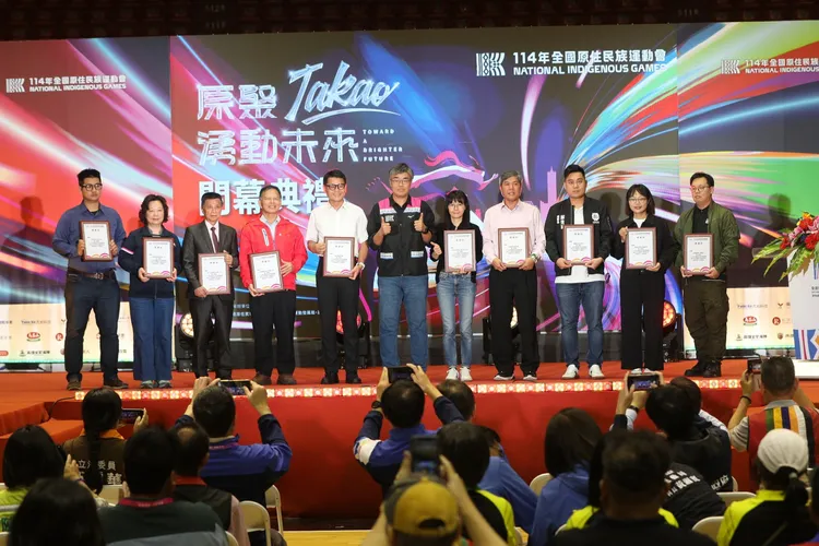 高雄市副市長李懷仁頒獎感謝企業贊助夥伴。翻攝畫面