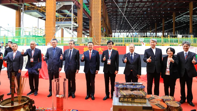 行政院長卓榮泰、高雄市長陳其邁、各部會首長、政商界貴賓、台積電設廠、營運及供應鏈夥伴皆共同參與台積電2奈米擴產典禮暨上樑儀式。市府提供