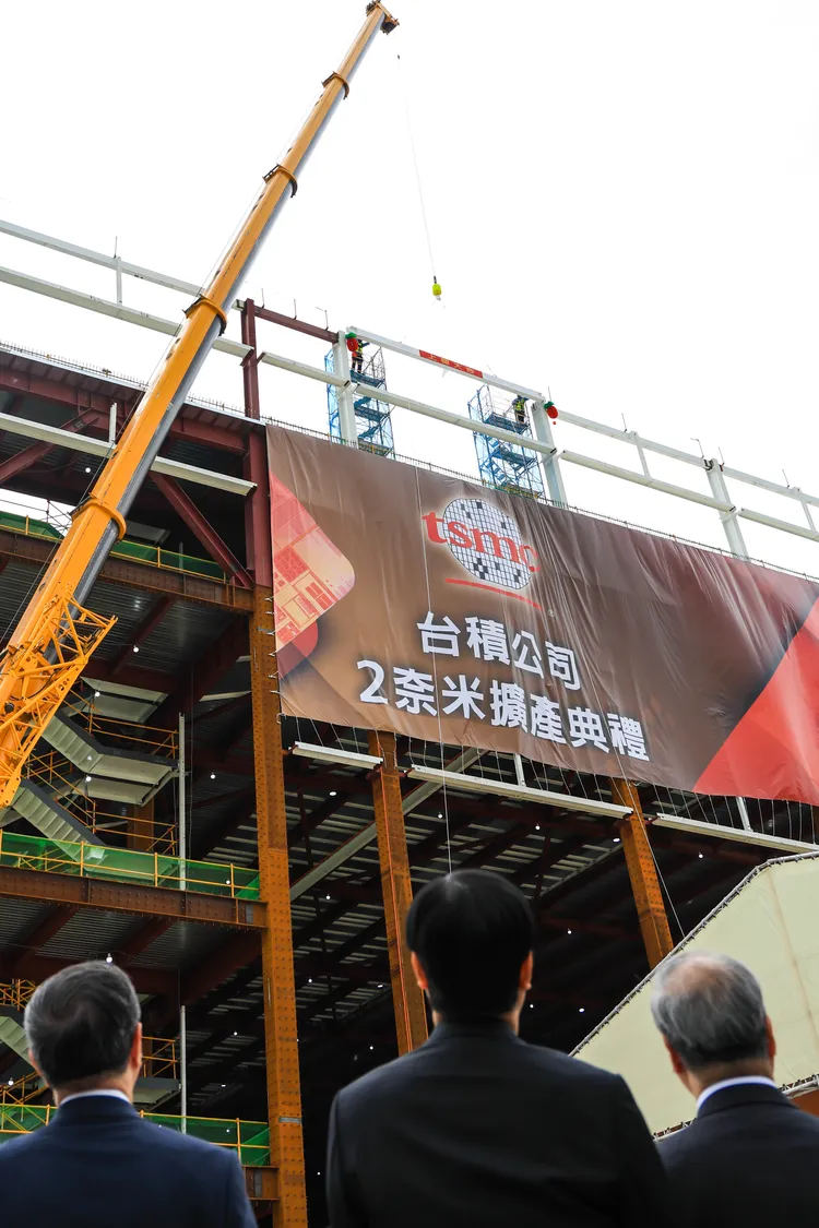 台積電2奈米高雄廠31日舉行擴產暨上樑儀式。市府提供