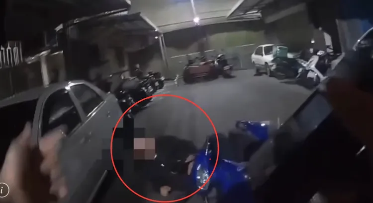 吳姓男子竄逃大街小巷擦撞汽機車，最後重心不穩自摔被逮。翻攝畫面