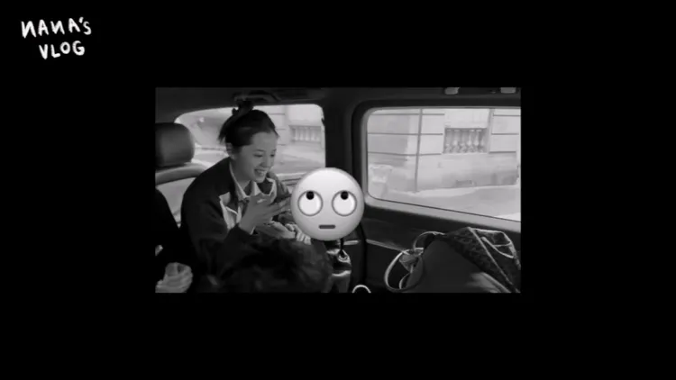 歐陽娜娜助理從車子座椅下找到她的護照，但是畫面用圖案遮住護照。翻攝歐陽娜娜微博