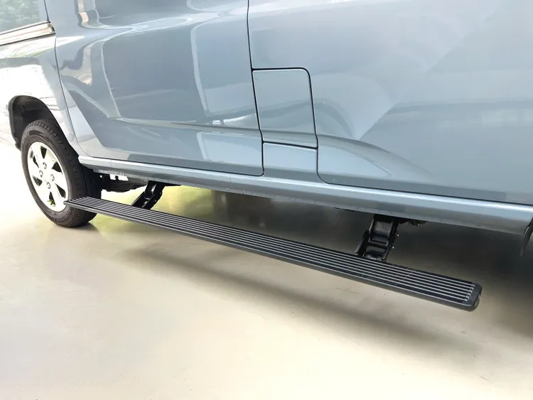 為提升便利性，中華汽車推出 J SPACE 電動側踏板選購配件。業者提供