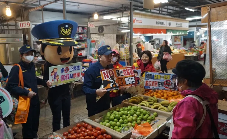 新竹縣警局婦幼隊及刑大市場宣導「性別平權」及防詐。新竹縣警局提供