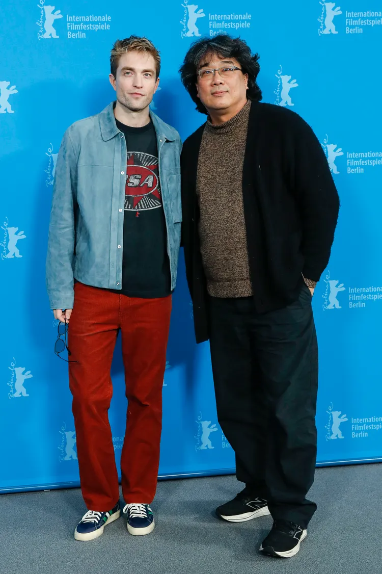 金獎導演奉俊昊（右）與勞勃帕汀森首度合作。華納兄弟提供