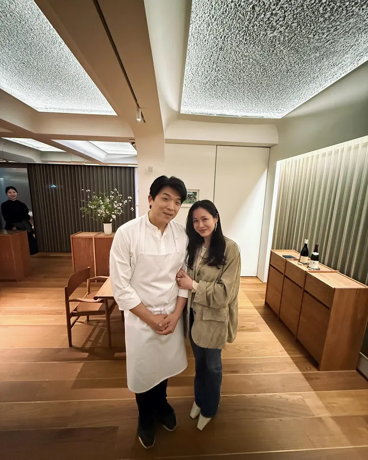 孫藝真（右）現身祝福安成宰餐廳重新開幕。翻攝孫藝真IG