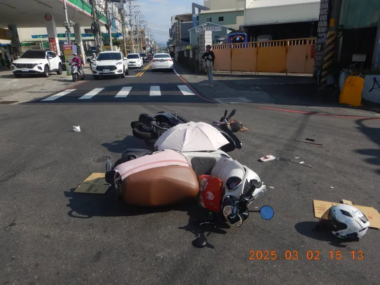2輛機車在路口互撞，疑轉彎車未讓直行車釀禍。民眾提供