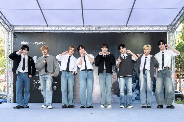 ARKis在台北信義區舉辦出道以來首場專輯簽唱會，人潮爆滿！