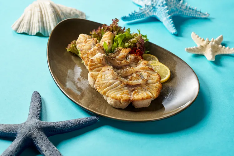 選用台灣本地龍膽石斑魚，肉質Q彈無腥味，採用現點現煎的烹調手法，表皮金黃酥脆且完美鎖住肉汁。業者提供