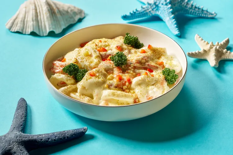 海鮮焗烤配焦糖蘋果於特製奶油白醬中加入魚肉、干貝、花枝等多樣海鮮，搭配焦糖蘋果，果香與乳香相輔相成、清爽不膩口。業者提供