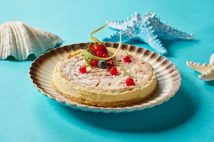 以酸甜莓果為主體，結合奶油、杏仁等食材的莓果杏仁派，滑順餡料搭配底層碎餅乾，口感層次分明。業者提供