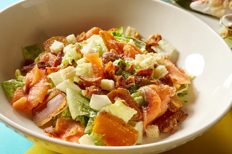 烏魚子燻鮭魚凱薩沙拉以烏魚子及煙燻鮭魚為主角，佐以新鮮生菜及麵包丁，每口都能吃到最新鮮的滋味。業者提供