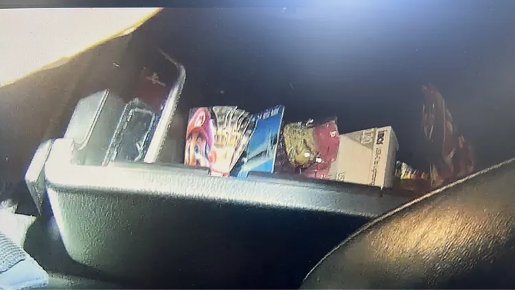 警方在許男車上搜出毒品咖啡包、K他命約100多公克。翻攝照片