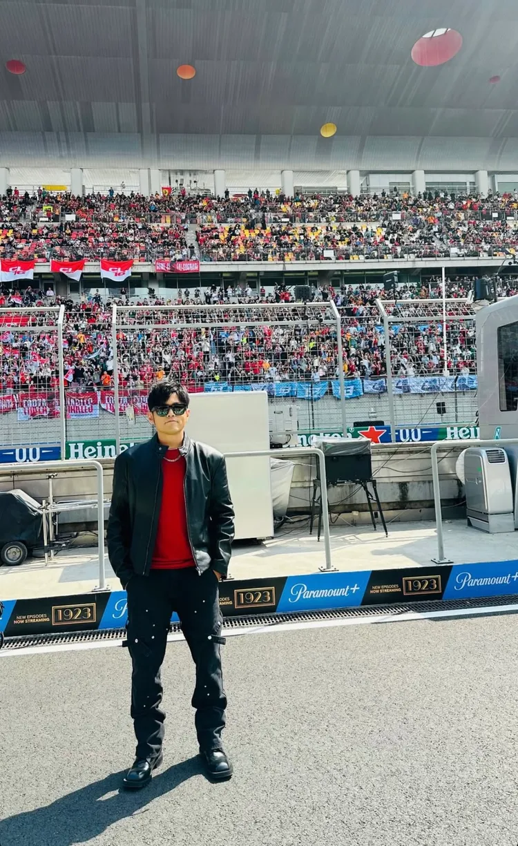 身為法拉利代言人的周董，今現身F1中國大獎賽成為焦點。圖／翻攝IG