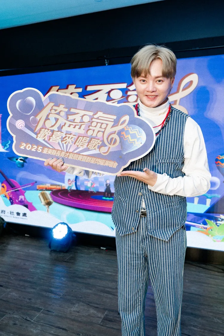 有「師奶殺手」封號的許富凱，一現身獲得長者粉絲熱烈歡迎。圖／台東縣政府社會處提供