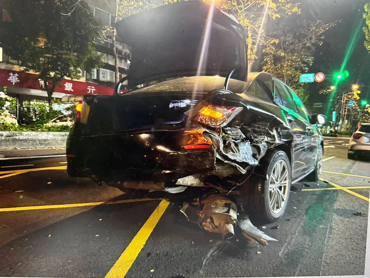 3名駕駛輕傷。警方提供