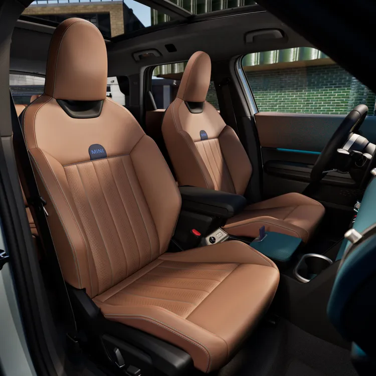 MINI Countryman E內裝採用Vescin全素皮革與再生聚酯纖維織布。原廠照片