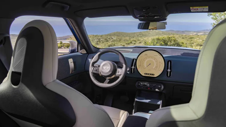 MINI Countryman E搭載車壇首創直徑24公分圓形OLED中控螢幕，搭載MINI Operating System 9系統，帶來更直覺、流暢且個性化的數位座艙體驗。原廠照片