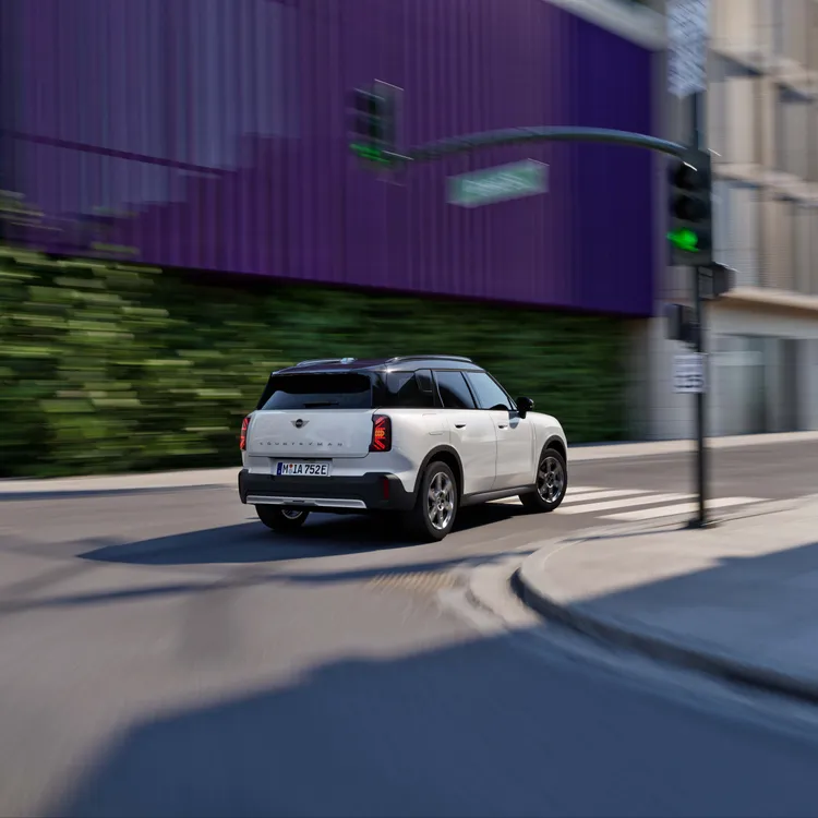 MINI Countryman E完整配備Level 2駕駛輔助功能與安全配備。原廠照片