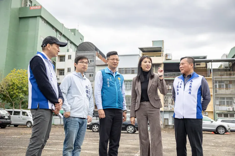 縣長許淑華等人在南投轉運站預定地會勘。縣府提供