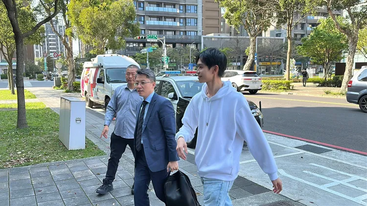 Andy到林口分局應訊，只強調進入司法程序，不便透露案情。曾佳俊攝