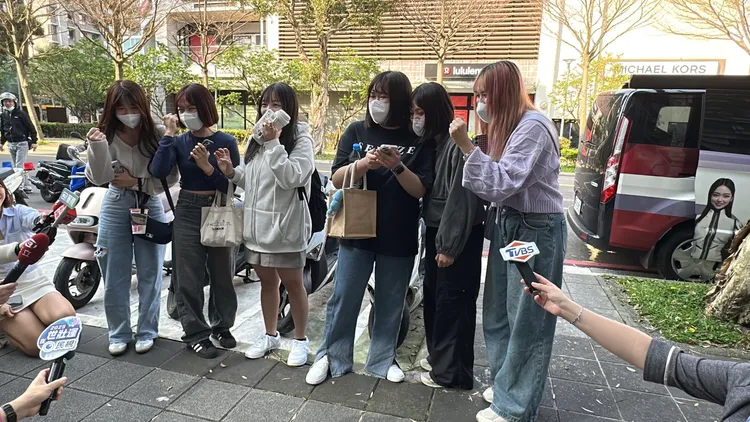 在林口分局旁邊大樓上課的長庚科大多位女學生，特地到分局門口聲援Andy，相當青春熱情。曾佳俊攝