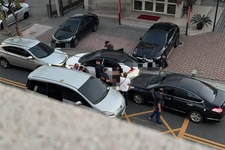 警方當街包抄逮人，目擊民眾以為是當街打架或拍電影。翻攝照片