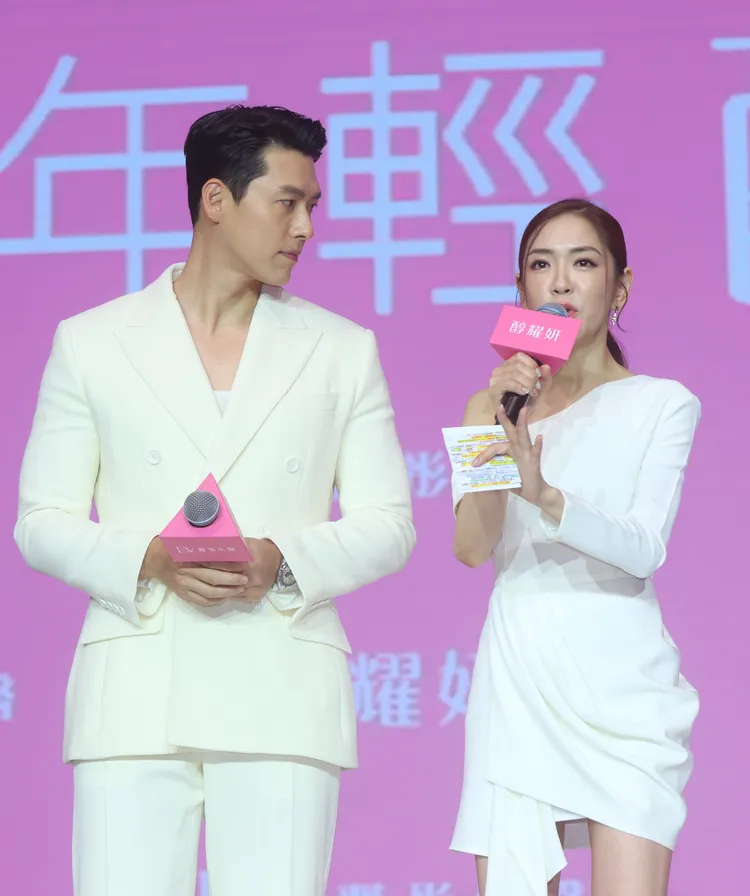 楊千霈（右）今日擔任玄彬記者會的主持人，也是她離婚後首度露面。攝影中心攝