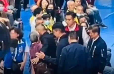 退休老師葉春蓮嗆聲後被好幾人推擠。翻攝縣議員楊華美臉書