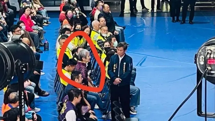 花蓮退休名師葉春蓮在參加國民黨植樹活動上當面嗆傅崑萁通匪。翻攝縣議員楊華美臉書