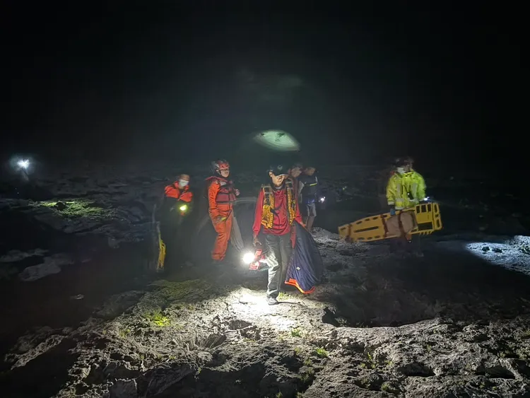 搜救人員昨漏夜搜救落水釣客。第12岸巡隊提供