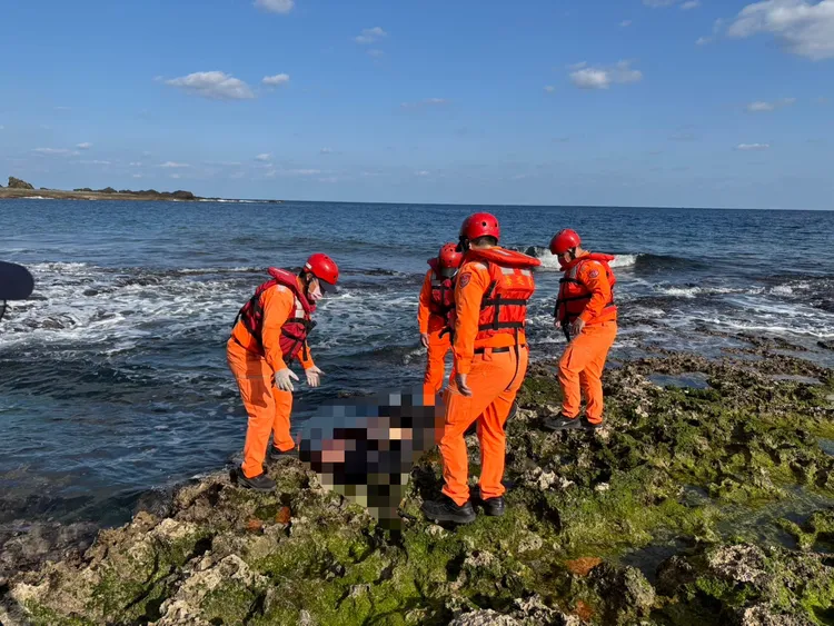 蘭嶼落水釣客被尋獲救起時已明顯死亡。第13岸巡隊提供