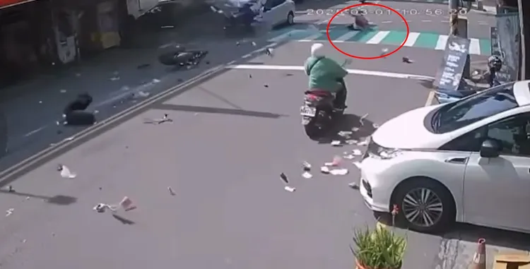 女騎士噴飛數公尺遠。翻攝畫面