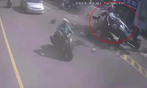 新竹Lexus休旅車衝撞前車後翻覆 1死6傷!待轉女騎士送醫亡