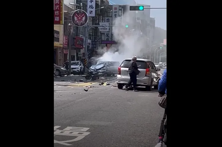 肇事休旅車在現場不斷冒煙。翻攝畫面