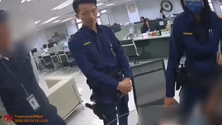 員警極力勸阻老翁，保住200務員房產。翻攝畫面