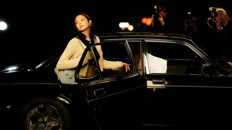 Jennie擔任香奈兒CHANEL 25包全新廣告主角。品牌提供