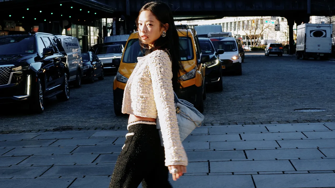 Jennie擔任香奈兒CHANEL 25包全新廣告主角。品牌提供